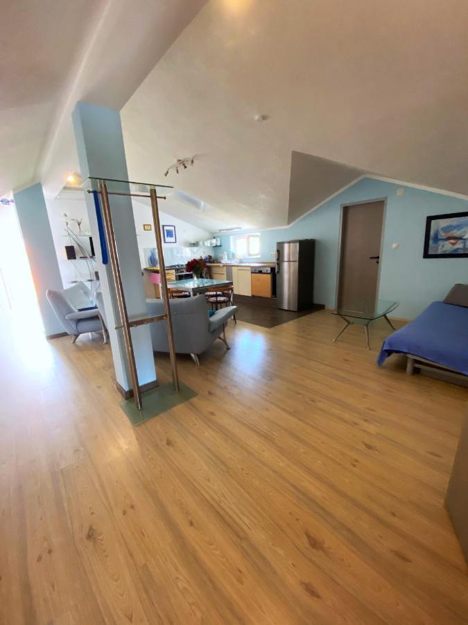 Modern Red & Blue Apartment Podstrana Esterno foto